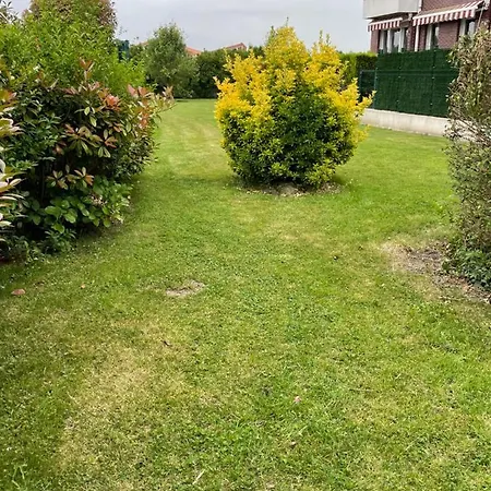 Impecable Vivienda Con Piscinas Y Amplia Terraza